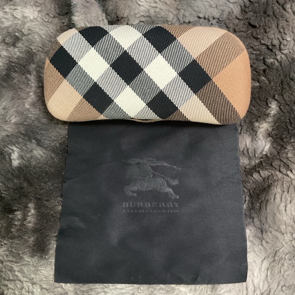 Burberry Plaid Eyeglass hard Case in Black and Tan fir sunglasses or glasses - Picture 3 of 5